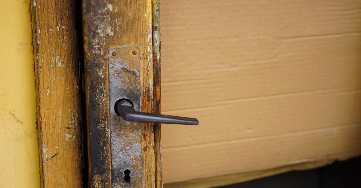 Door Knob Lock vs. Deadbolt: Which Does Your Front Door Actually Need? — Bellmore Locksmiths
