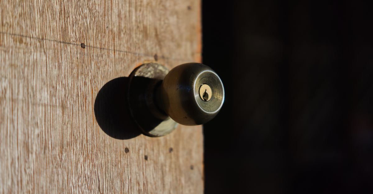 What Actually Happens When You Call Our Emergency Locksmith for a Home Lockout — Bellmore Locksmiths